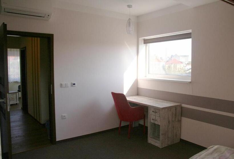 شقة غرفة واحدة مطلة على الحديقة, Herman