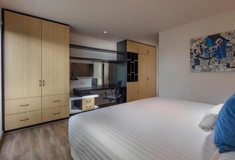 غرفة قياسية مزوَّدة بتراس, Room Hotel & Suites