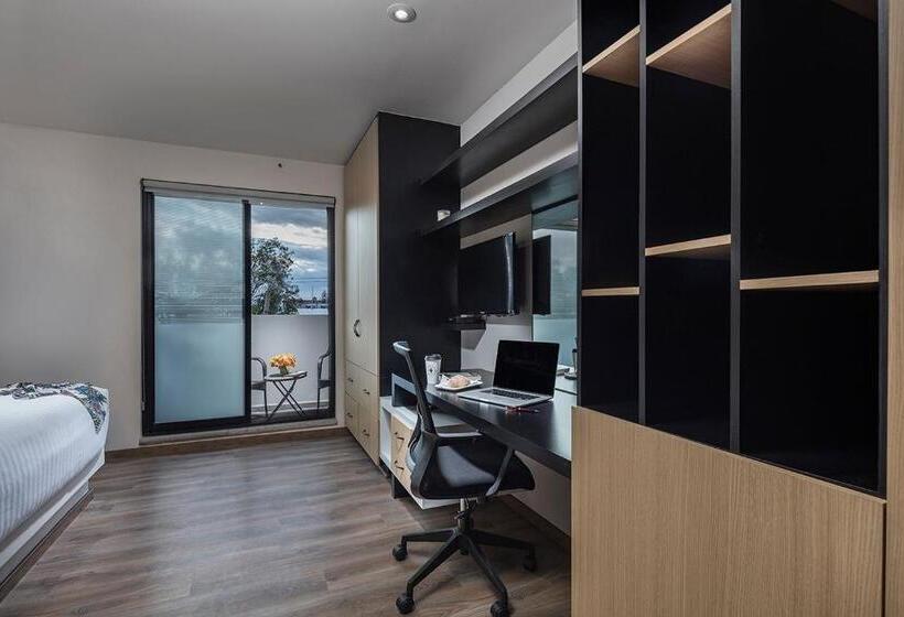 غرفة قياسية مزوَّدة بتراس, Room Hotel & Suites