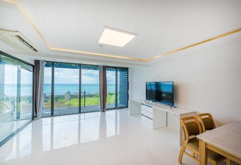 豪华海景房带阳台, Castle Pool Resort