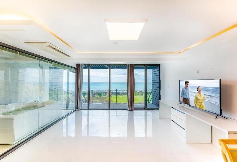 豪华海景房带阳台, Castle Pool Resort