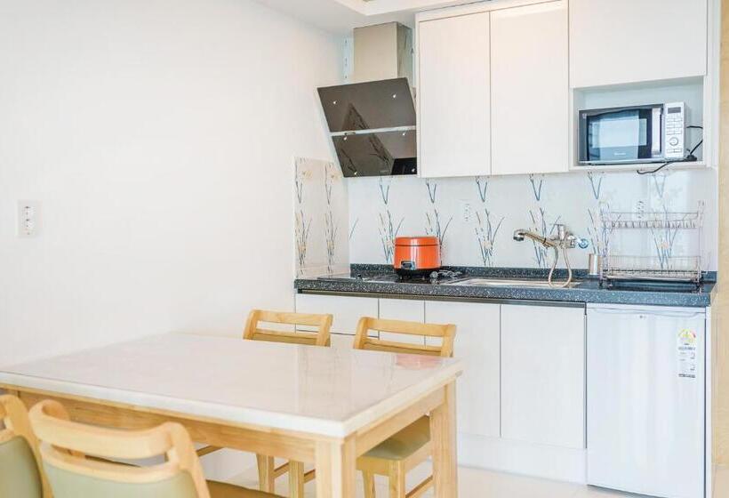 豪华海景房带阳台, Castle Pool Resort