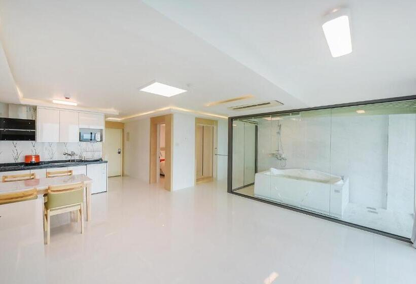 豪华海景房带阳台, Castle Pool Resort