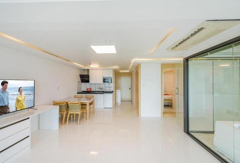 豪华海景房带阳台, Castle Pool Resort