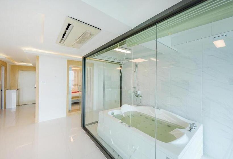 豪华海景房带阳台, Castle Pool Resort