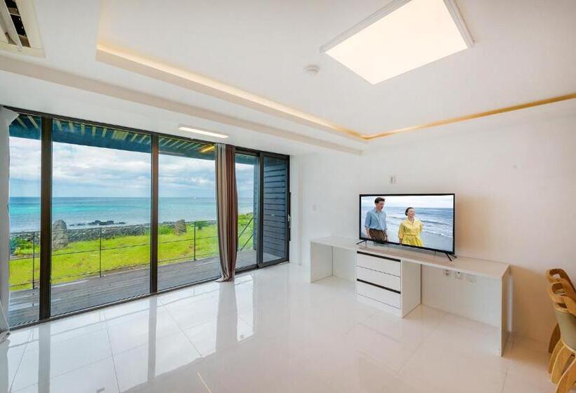 豪华海景房带阳台, Castle Pool Resort