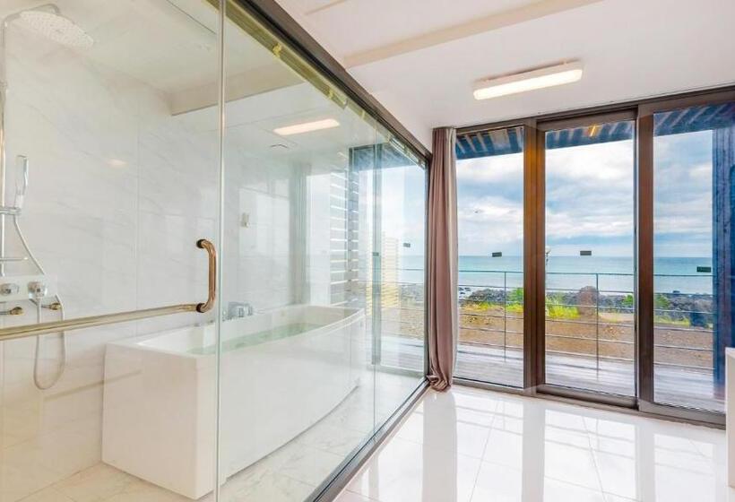 海景标准间带阳台, Castle Pool Resort