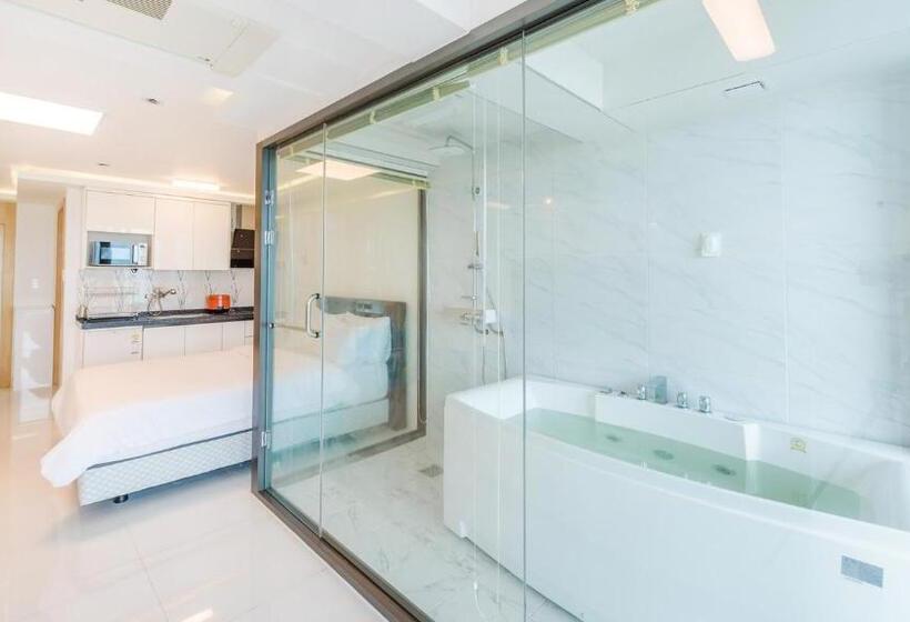 海景标准间带阳台, Castle Pool Resort