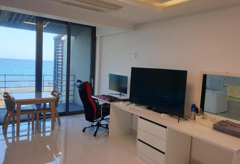 带海景的标准房, Castle Pool Resort