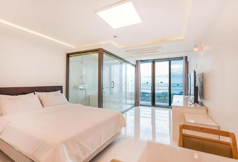 带海景的标准房, Castle Pool Resort