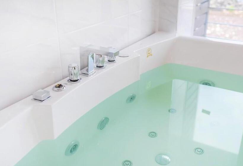 带海景的标准房, Castle Pool Resort