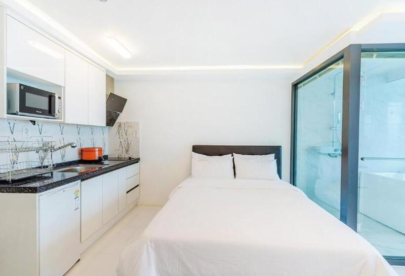 带海景的标准房, Castle Pool Resort