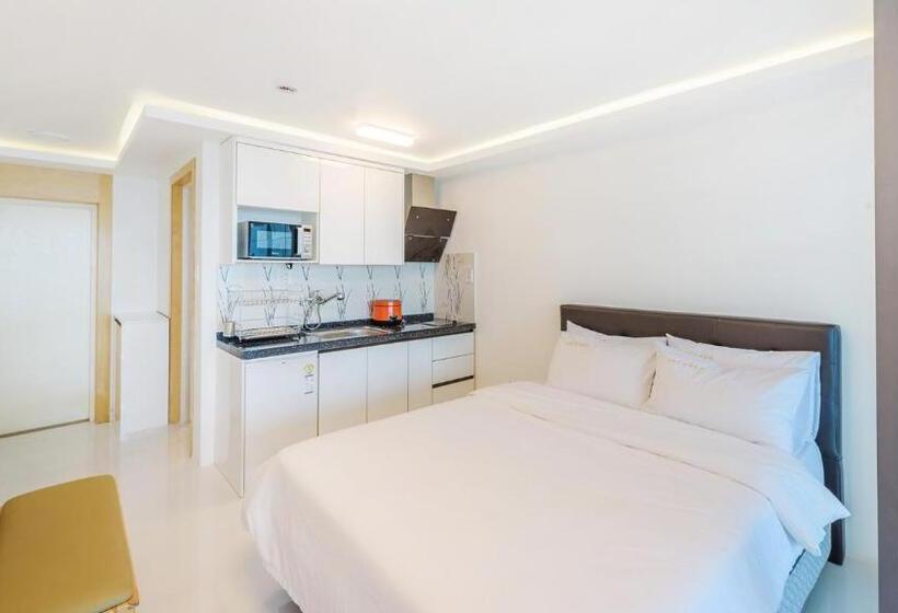 带海景的标准房, Castle Pool Resort