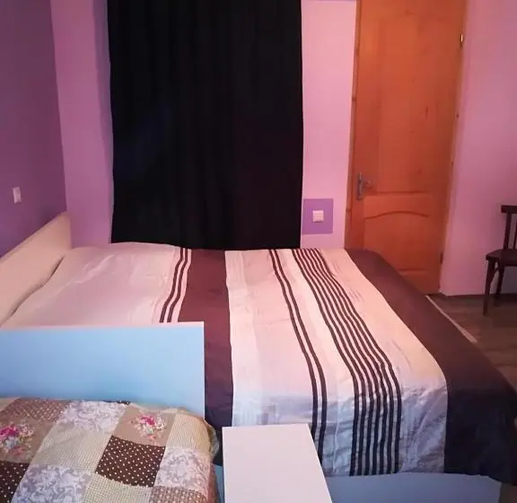 اتاق کلاسیک سه تخته, Sanmari