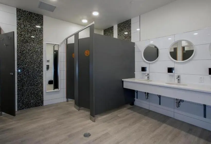 تختخواب در اتاق مشترک, Canmore Downtown Hostel