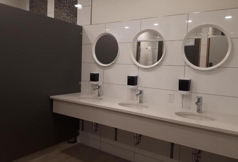 ルームシェアのワンベッド, Canmore Downtown Hostel