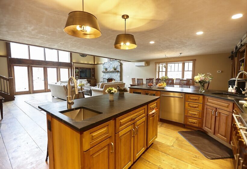 غرفة ديلوكس, Seesaw's Lodge