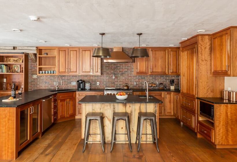 غرفة ديلوكس, Seesaw's Lodge