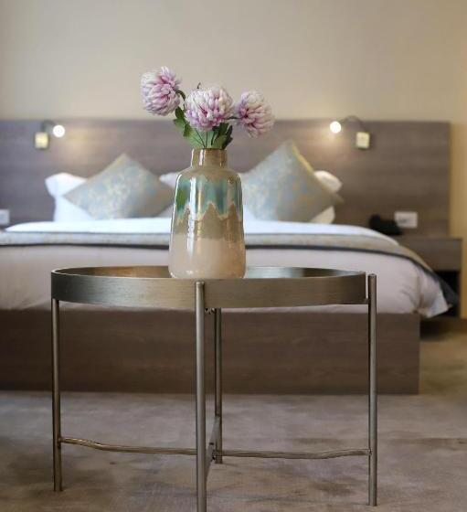 سوییت جونیور, The Compass Hotel