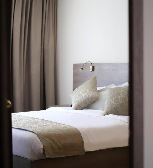 سوییت خانوادگی, The Compass Hotel