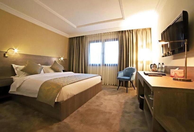 سوییت اجرایی, The Compass Hotel