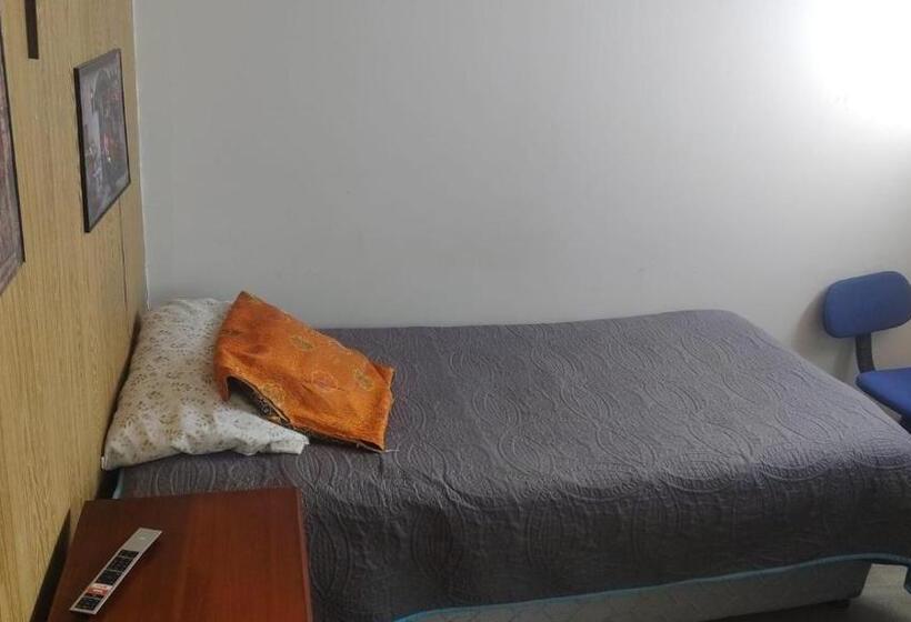 اتاق استاندارد یک نفره, Hostal Pampaloja