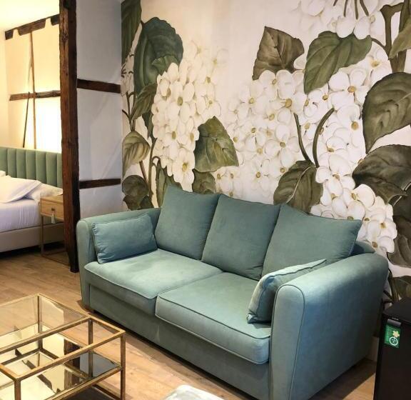 مجموعه ویستا شهر, Boutique Adolfo