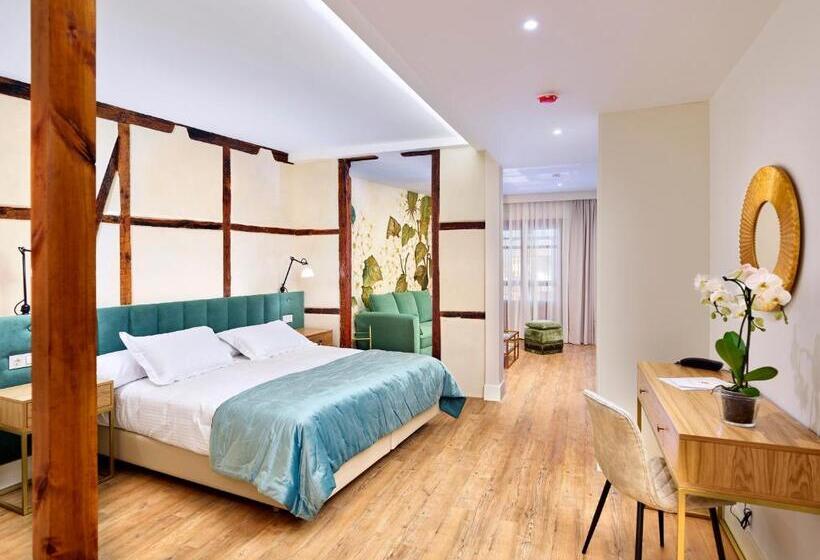 مجموعه ویستا شهر, Boutique Adolfo