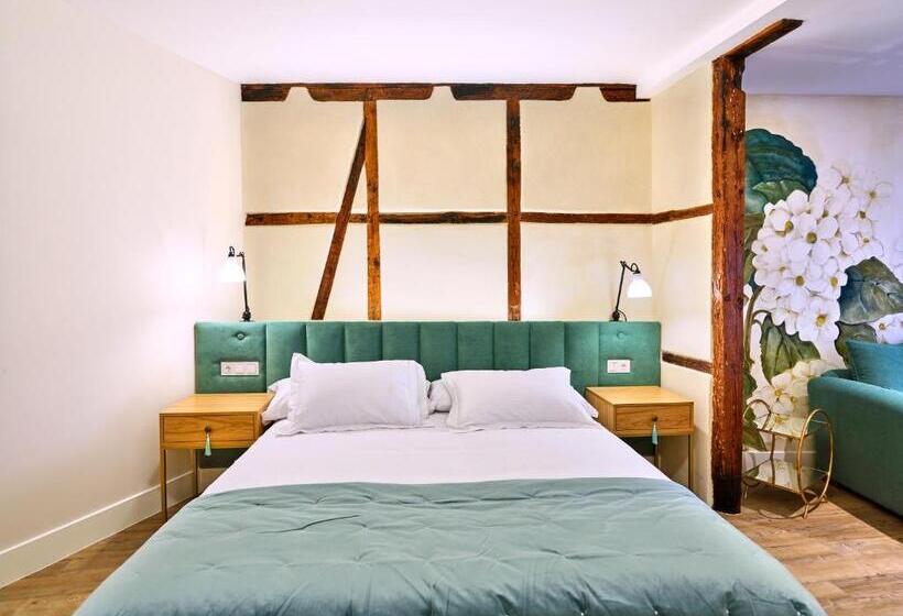 مجموعه ویستا شهر, Boutique Adolfo