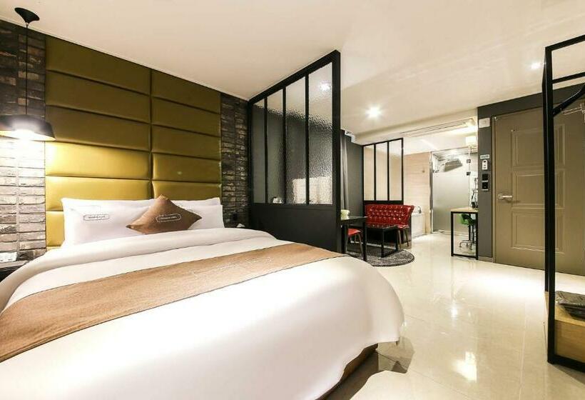 غرفة ديلوكس, Docking