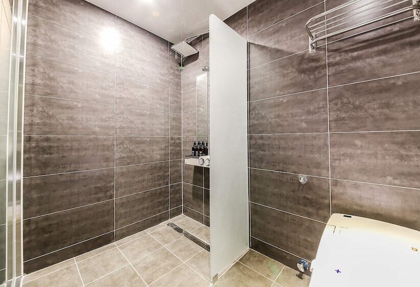 غرفة ديلوكس, Docking