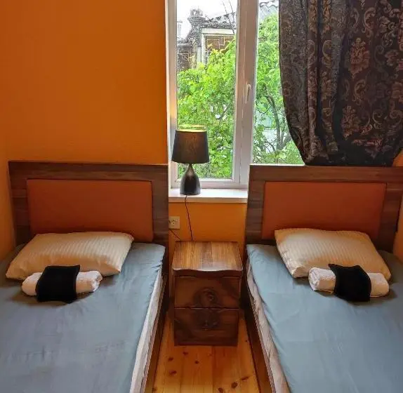 اتاق اکونومی, Friendly Guest House