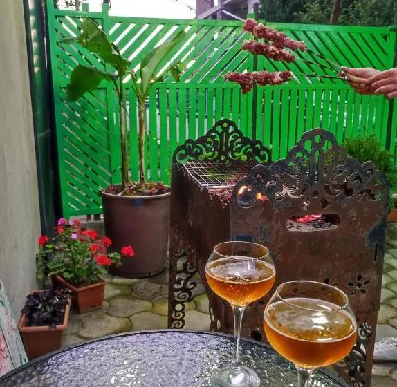 اتاق خانوادگی با سرویس بهداشتی مشترک, Friendly Guest House