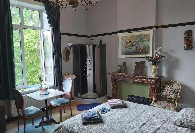 キングサイズベッドのスーペリアルーム, Château Lambert Moulinsart Hotel, Shuttle Airport, Long Term Parking, Snooker, Large Terrasse, Dinne