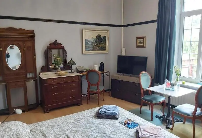 キングサイズベッドのスーペリアルーム, Château Lambert Moulinsart Hotel, Shuttle Airport, Long Term Parking, Snooker, Large Terrasse, Dinne