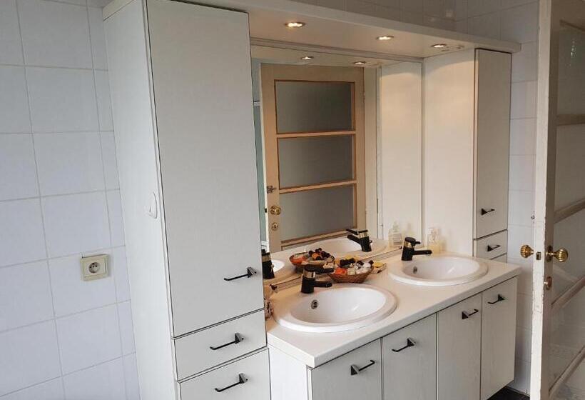 キングサイズベッドのスタンダードルーム, Château Lambert Moulinsart Hotel, Shuttle Airport, Long Term Parking, Snooker, Large Terrasse, Dinne