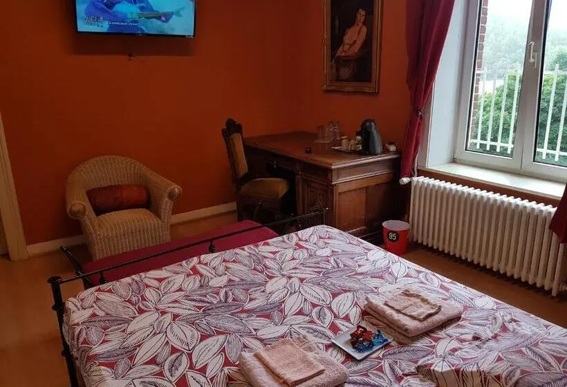 キングサイズベッドのスタンダードルーム, Château Lambert Moulinsart Hotel, Shuttle Airport, Long Term Parking, Snooker, Large Terrasse, Dinne