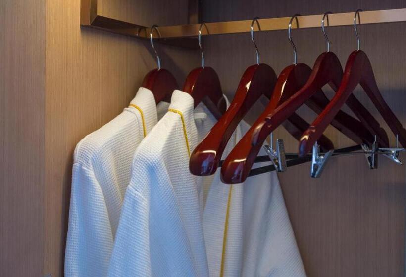 标准间, Jing Shang