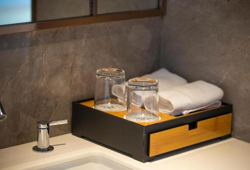 带大床的标准间, Jing Shang