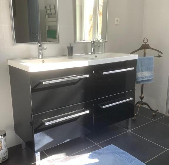 غرفة عائلية, Le Papillon De Soie