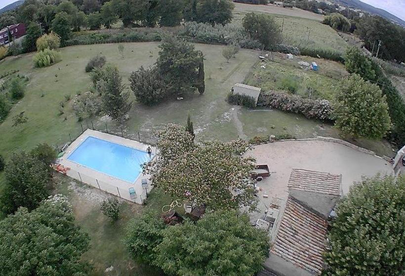 غرفة عائلية, Le Papillon De Soie