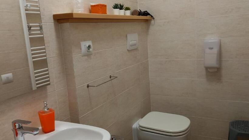 חדר סטנדרט לשלושה עם מרפסת, B&b Le Bacette