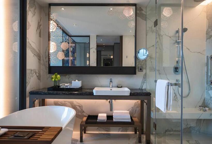 Premium room w/ mountain view, Renaissance Taipei Shihlin