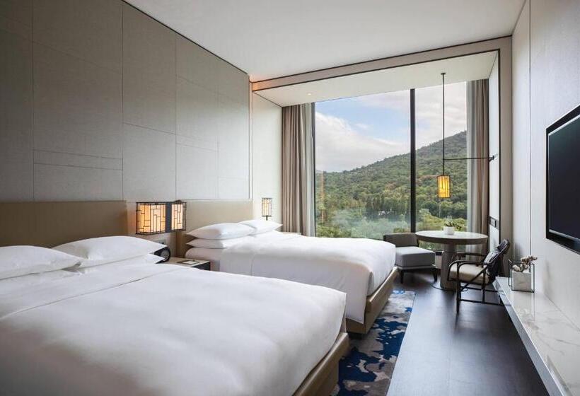 Premium room w/ mountain view, Renaissance Taipei Shihlin