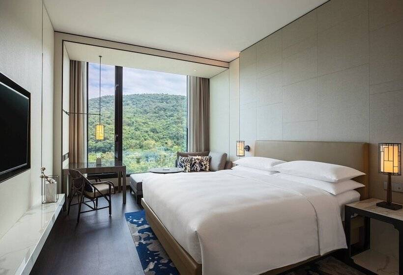 Premium room w/ mountain view, Renaissance Taipei Shihlin