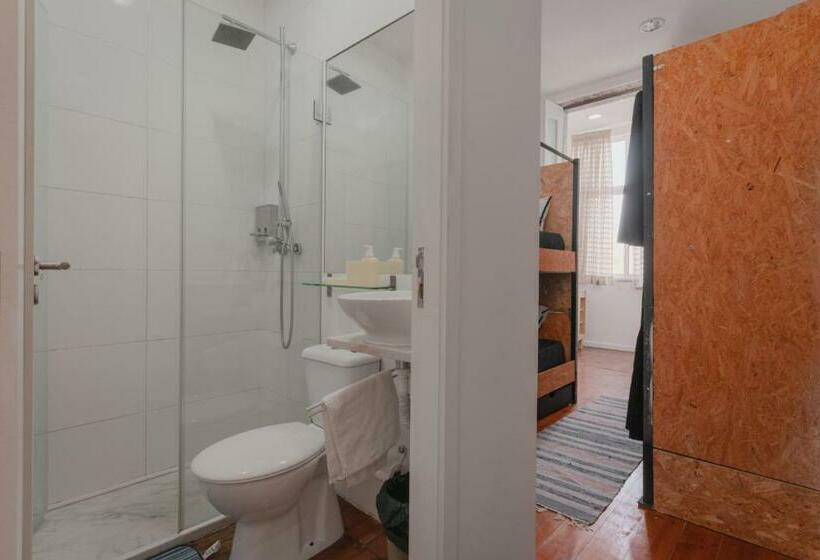تختخواب در اتاق مشترک, Ndussole Guest House