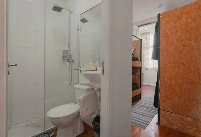 تختخواب در اتاق مشترک, Ndussole Guest House
