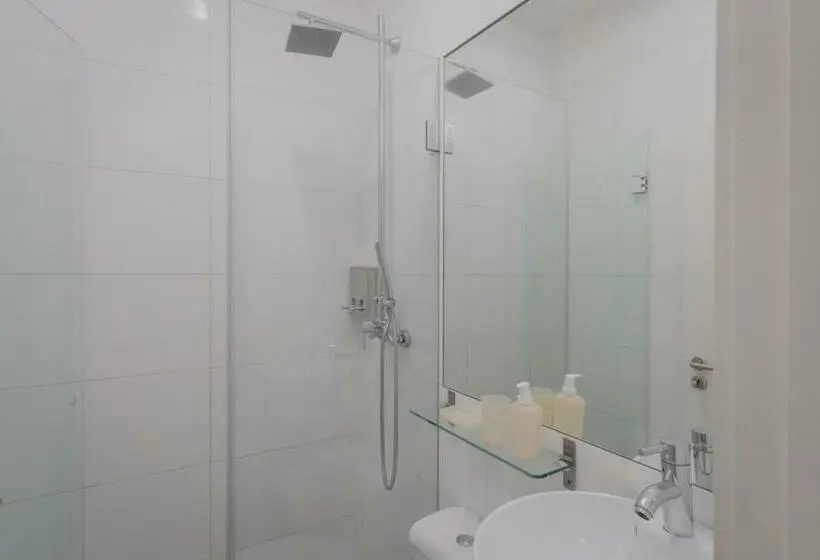 تختخواب در اتاق مشترک, Ndussole Guest House