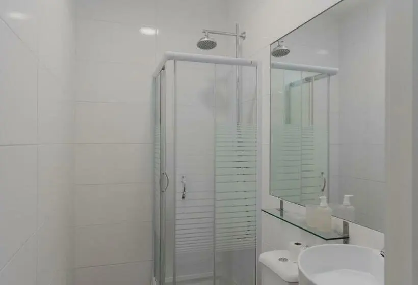 تختخواب در اتاق مشترک, Ndussole Guest House