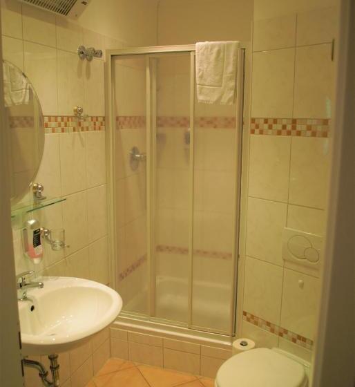 Quarto Estandar Individual, Am Bahnhof